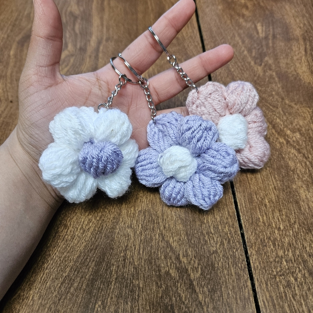 Crochet Daisy puff flower keychain